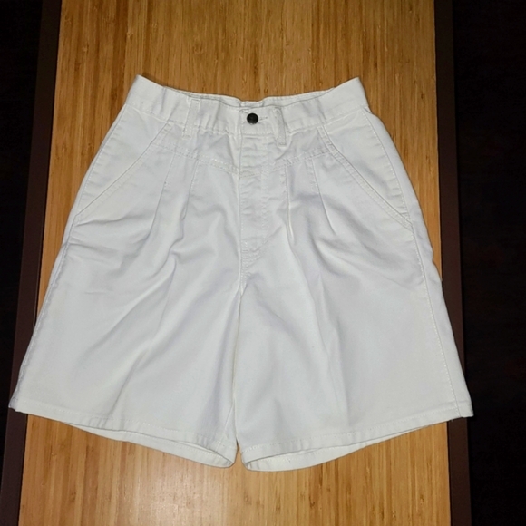 Vintage Size 10 Chic White Denim Shorts. Front Yoke and Pleats! - Picture 12 of 15